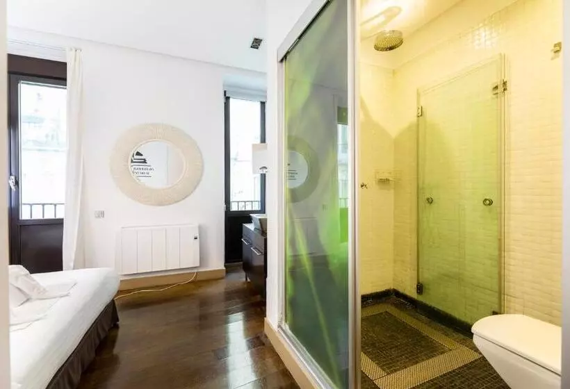 مسافرخانه Madrid House Rooms