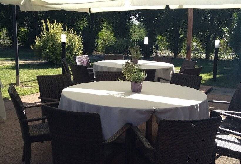 ホテル Albergo Della Roccia