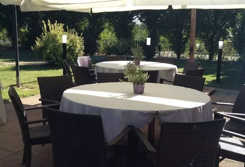 فندق Albergo Della Roccia