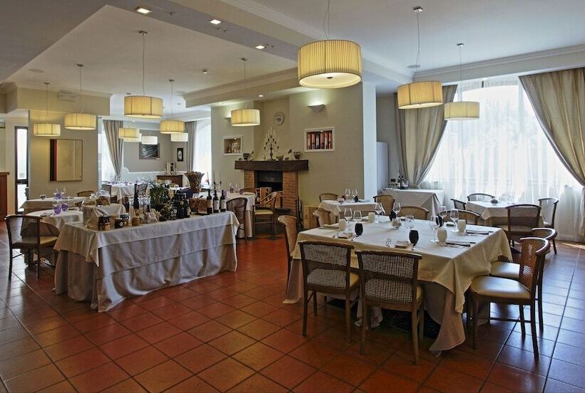 ホテル Albergo Della Roccia