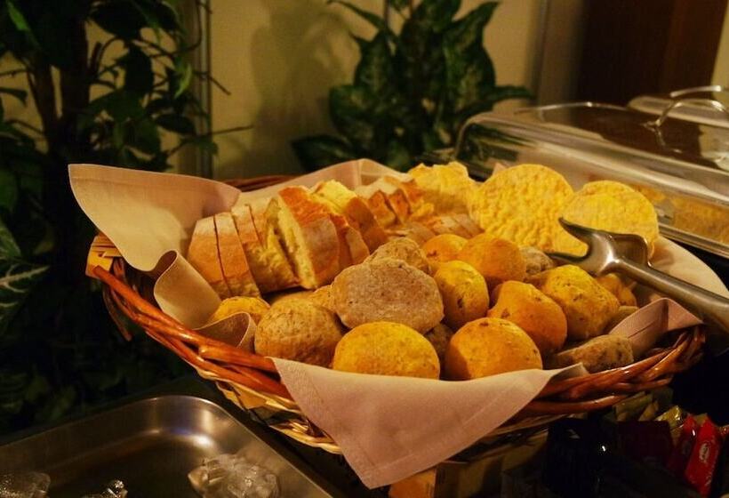 ホテル Albergo Della Roccia