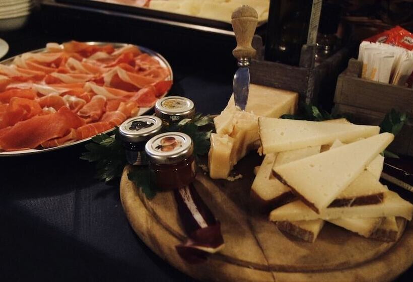 ホテル Albergo Della Roccia