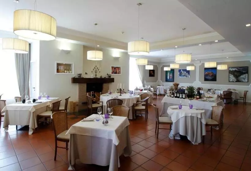 فندق Albergo Della Roccia