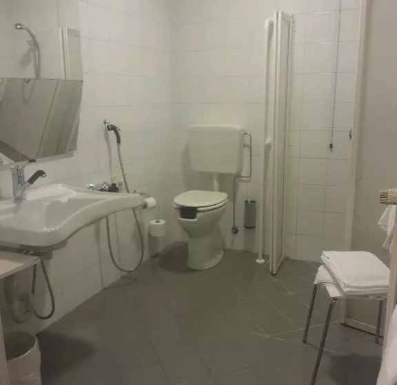 فندق Albergo Della Roccia