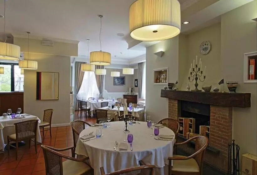 فندق Albergo Della Roccia