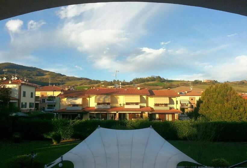 ホテル Albergo Della Roccia