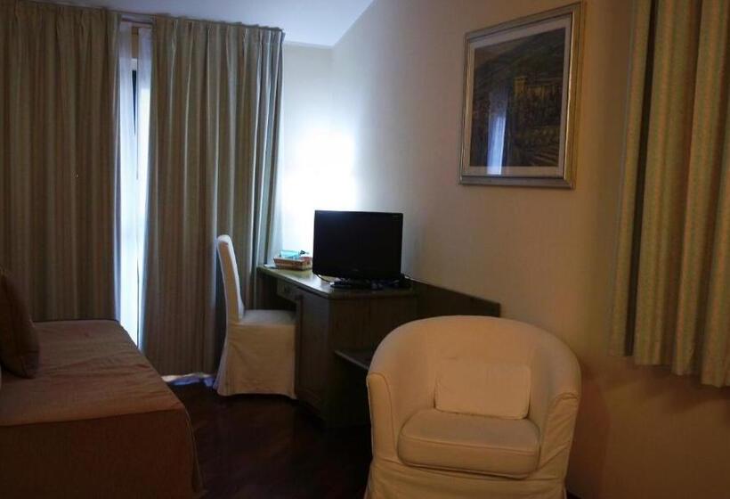 ホテル Albergo Della Roccia