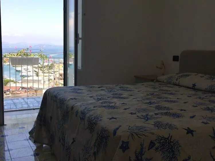 Отель Pithaecusa