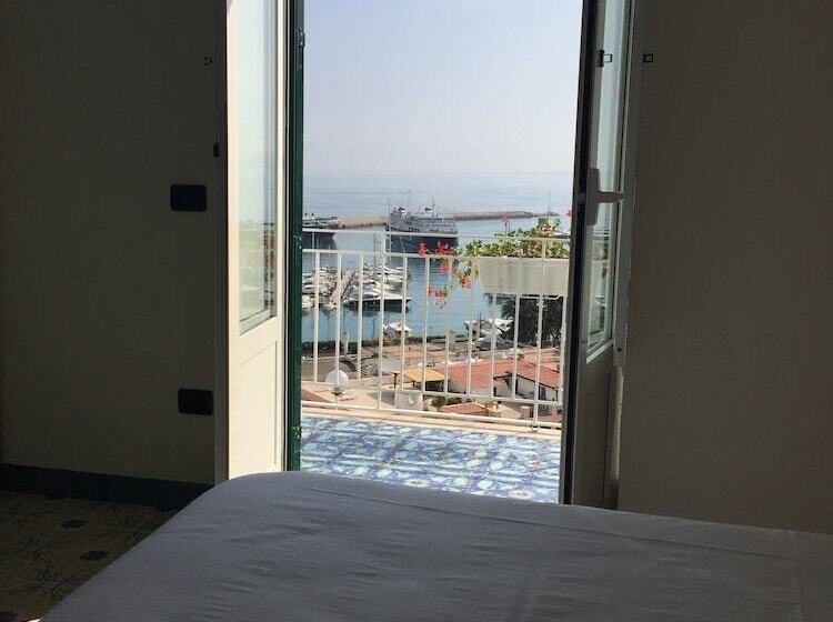 ホテル Pithaecusa