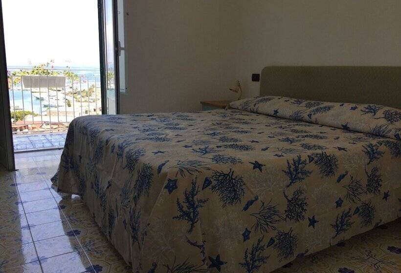 ホテル Pithaecusa