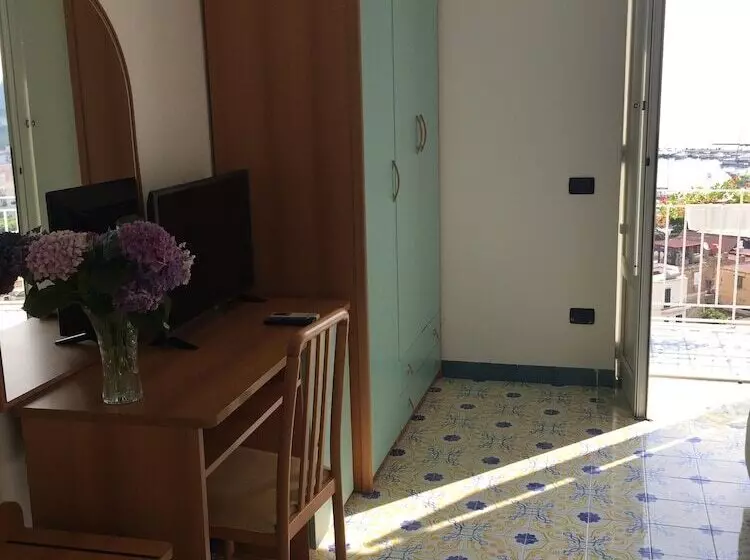 Отель Pithaecusa