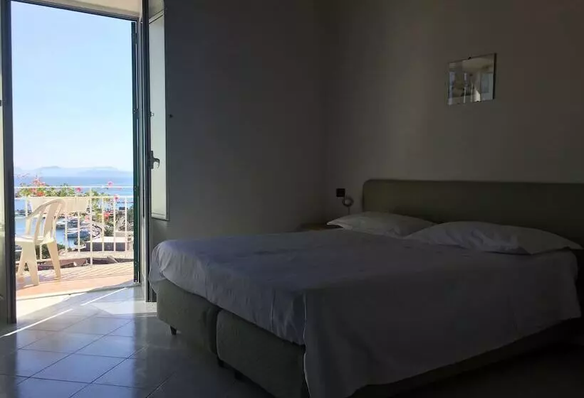 Отель Pithaecusa