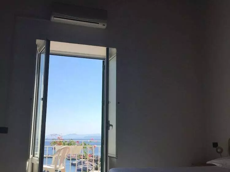 Отель Pithaecusa