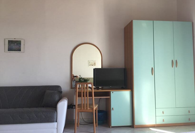 ホテル Pithaecusa