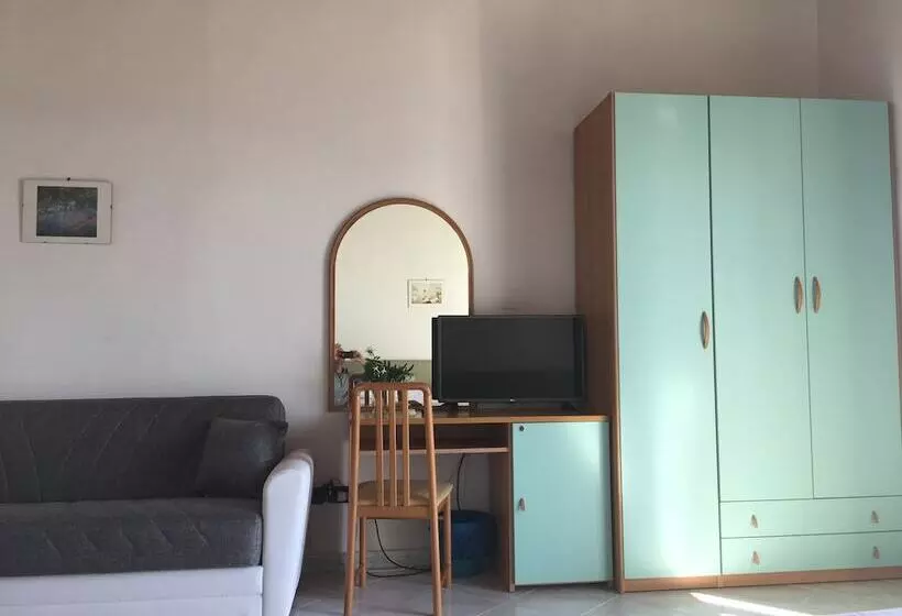 Отель Pithaecusa