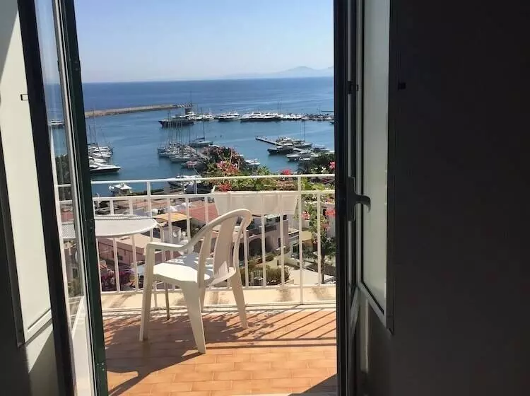 Отель Pithaecusa