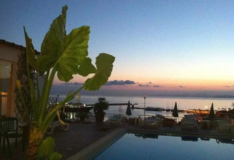 Отель Pithaecusa