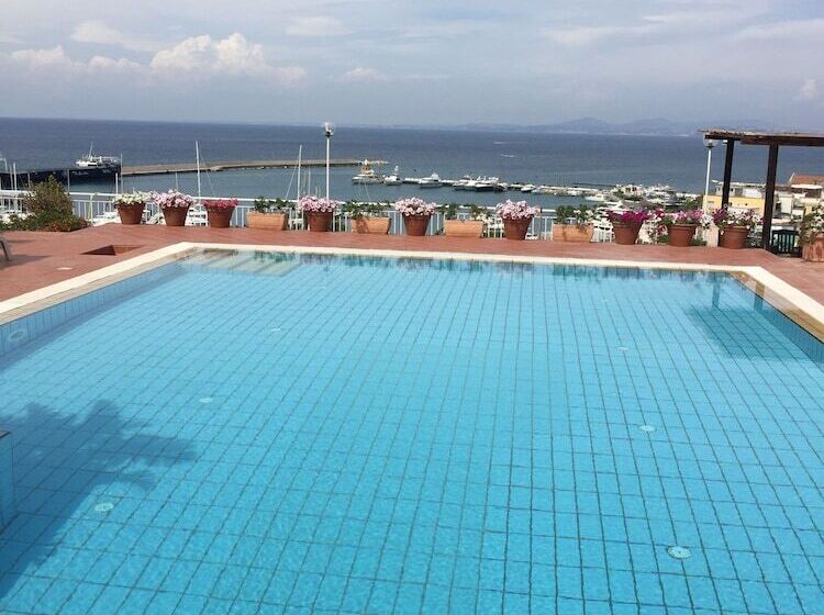 ホテル Pithaecusa