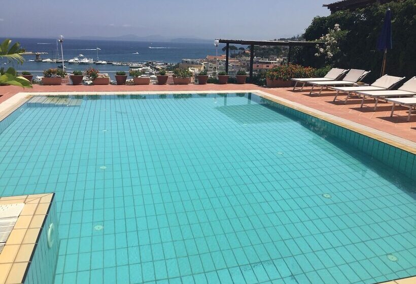 ホテル Pithaecusa