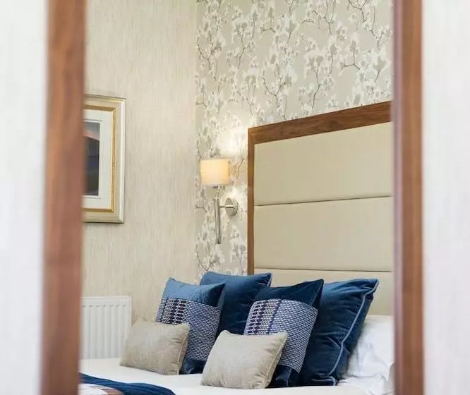 Отель The Inn On The Lake