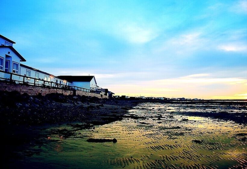 Shallow Bay Motel & Cabins Conference Centre