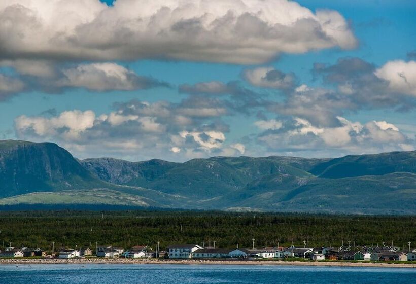 Shallow Bay Motel & Cabins Conference Centre