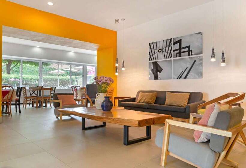 فندق Comfort Inn Monterrey Valle