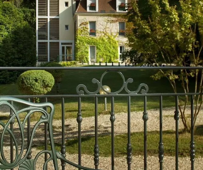 Отель L Orangerie Du Chateau Des Reynats