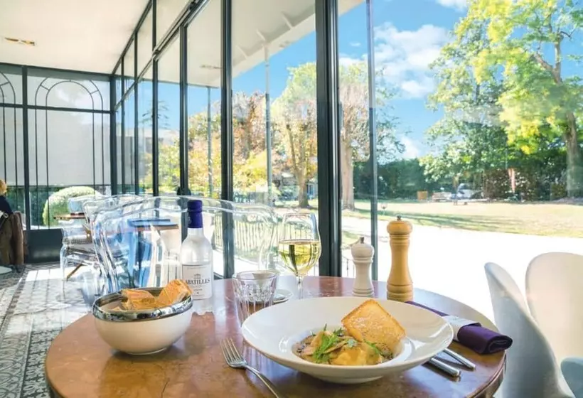 Отель L Orangerie Du Chateau Des Reynats