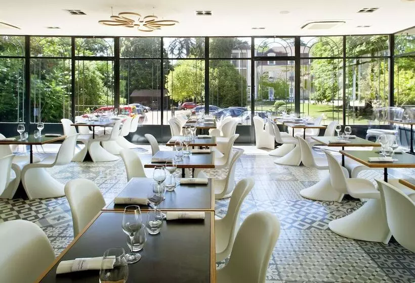 Отель L Orangerie Du Chateau Des Reynats