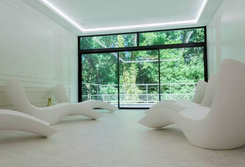 Отель L Orangerie Du Chateau Des Reynats