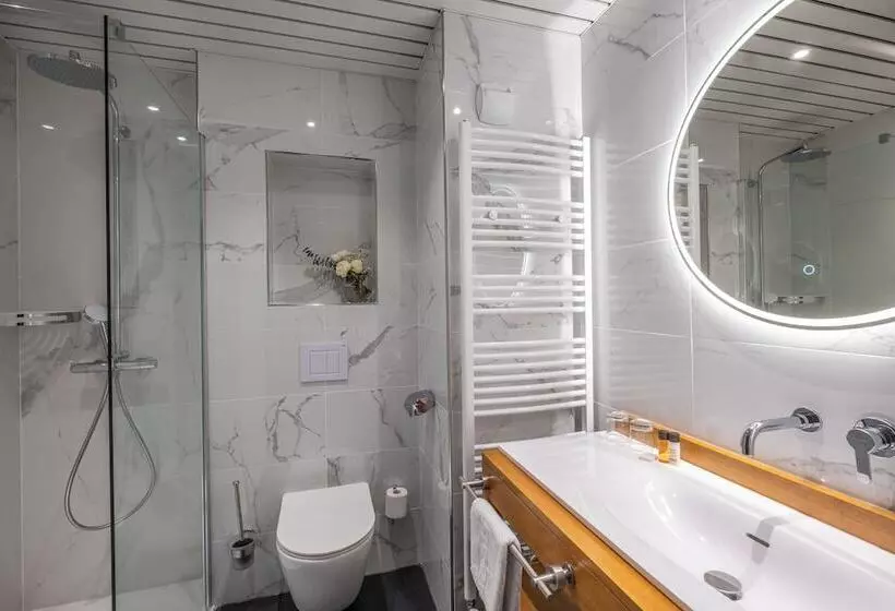 Отель L Orangerie Du Chateau Des Reynats