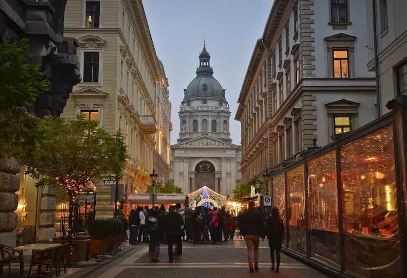 Отель Mamaison Residence Izabella Budapest