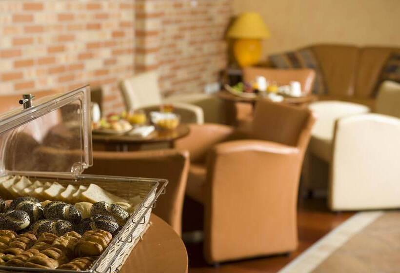 Отель Mamaison Residence Izabella Budapest