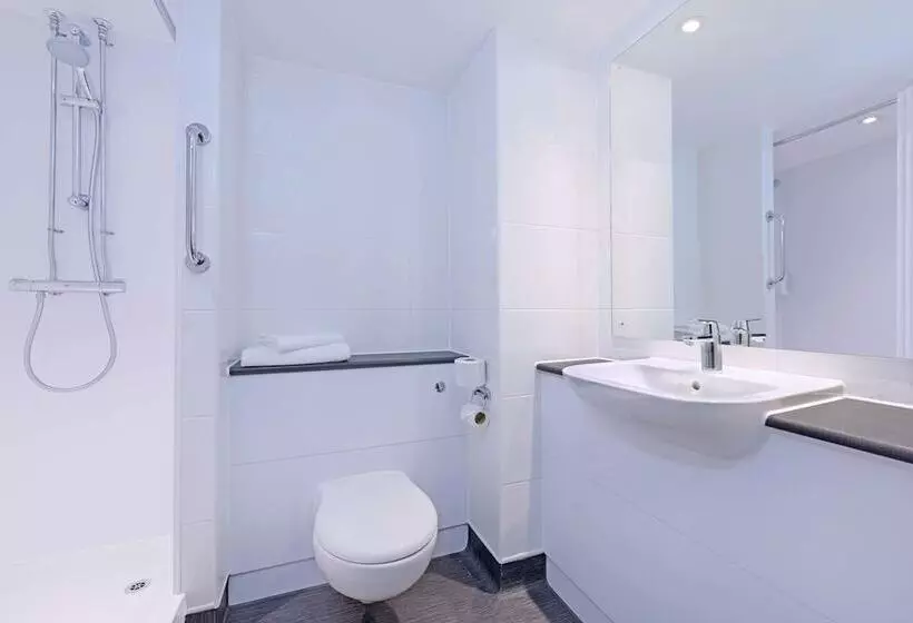 בית מלון כפרי Travelodge Gatwick Airport Central