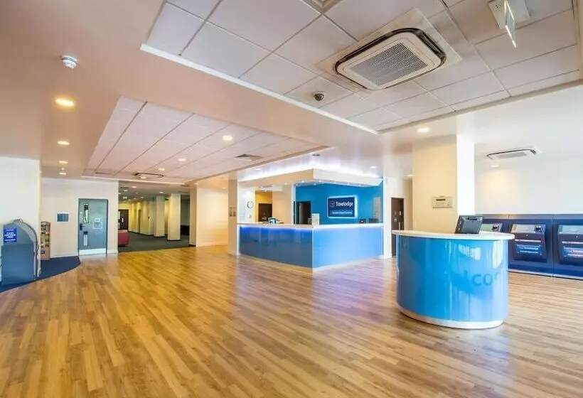 בית מלון כפרי Travelodge Gatwick Airport Central