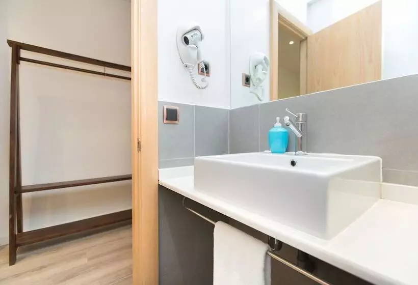 Ainb Las Ramblas Colón Apartments