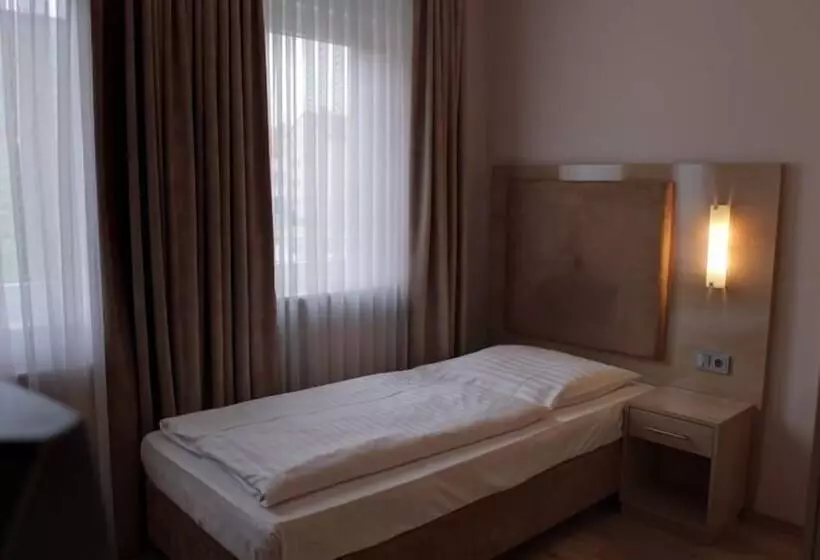 Отель Am Kurfuerstenplatz   Messe