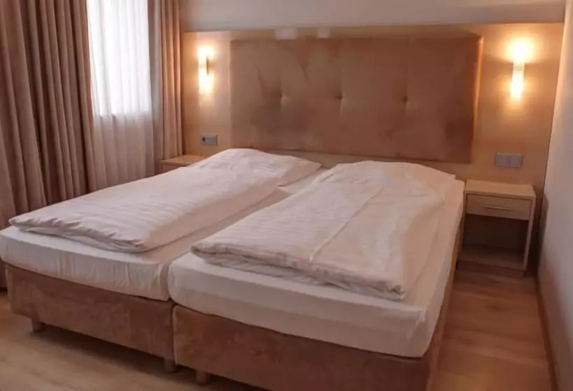 Отель Am Kurfuerstenplatz   Messe