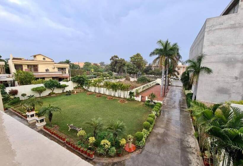 تختخواب و صبحانه The Heritage Villa