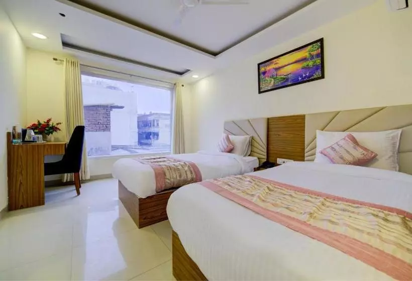 Hotelli Grand Suites   A Unit Of D Capitol Near Delhi Airport
