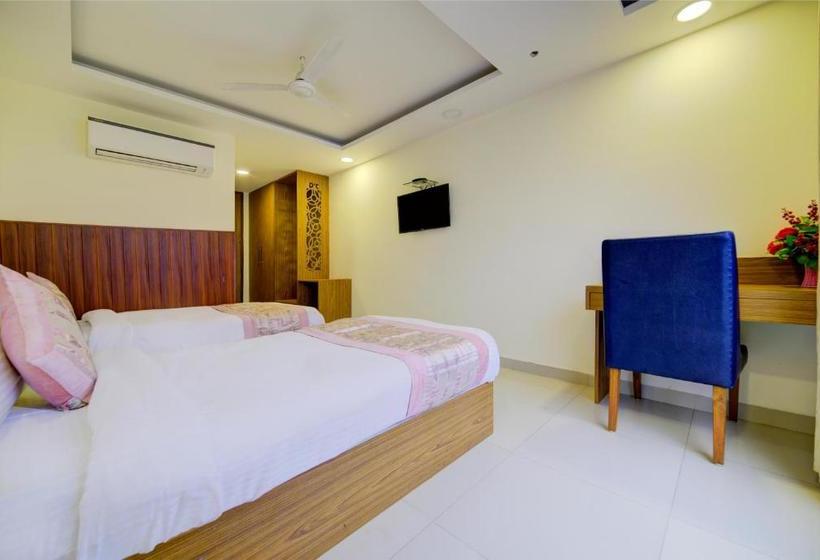 Отель Grand Suites A Unit Of D Capitol Near Delhi Airport