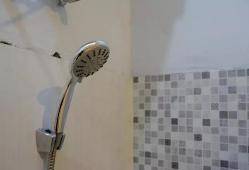 ホテル Reddoorz Near Tamansari Shopping Center Salatiga