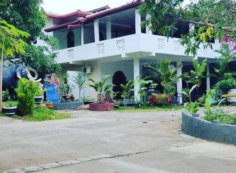 Hotelli Tharuka Rest Inn