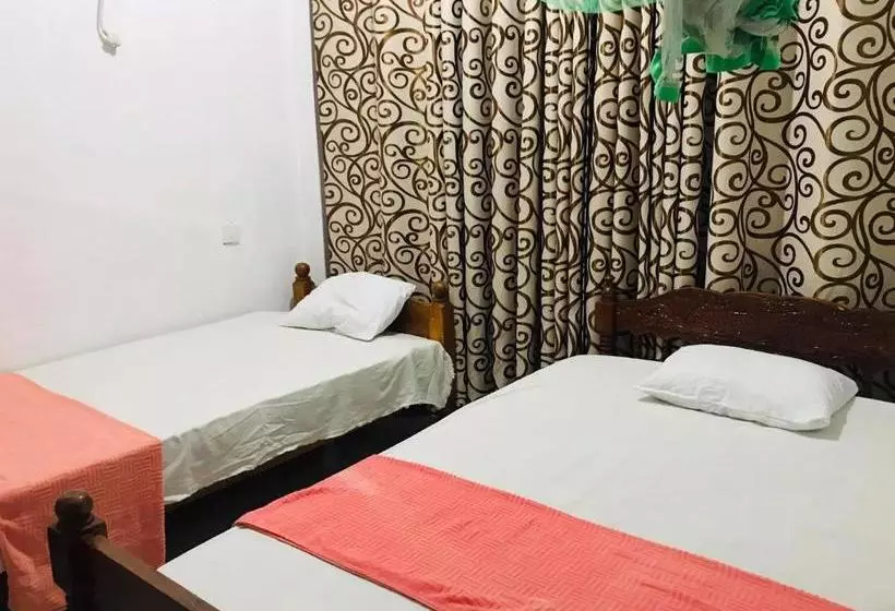 ホテル Tharuka Rest Inn
