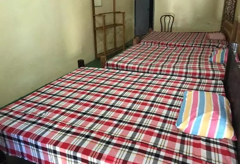 ホテル Tharuka Rest Inn