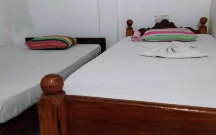 ホテル Tharuka Rest Inn