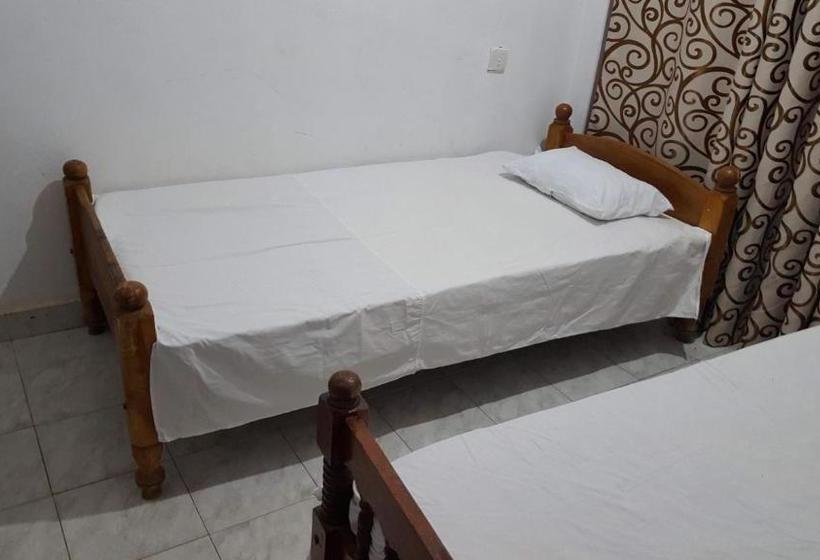 Hotelli Tharuka Rest Inn