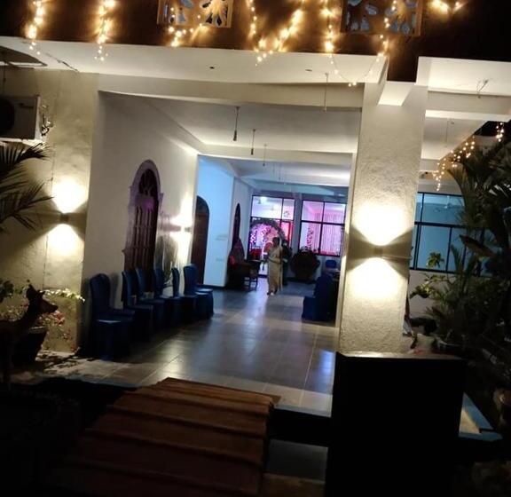 Hotelli Tharuka Rest Inn