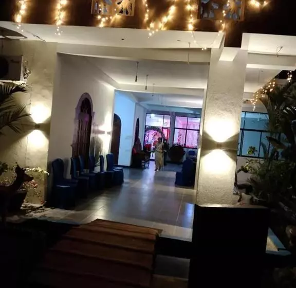 ホテル Tharuka Rest Inn